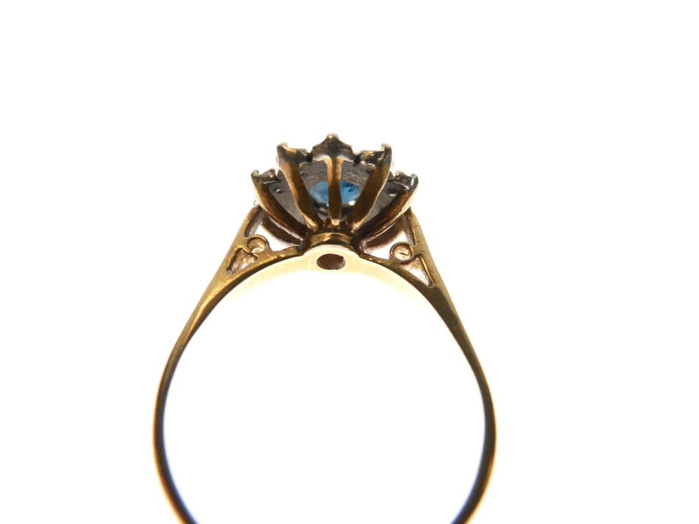 Yellow metal, sapphire and diamond cluster ring set central stone within a border of ten diamonds, - Image 4 of 4