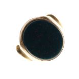 Late Victorian gentleman's 15ct gold and bloodstone signet ring, with oval matrix, Birmingham