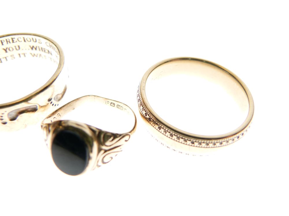 Three assorted 9ct gold rings, comprising: one with engraved outer borders, a small signet ring - Image 4 of 5