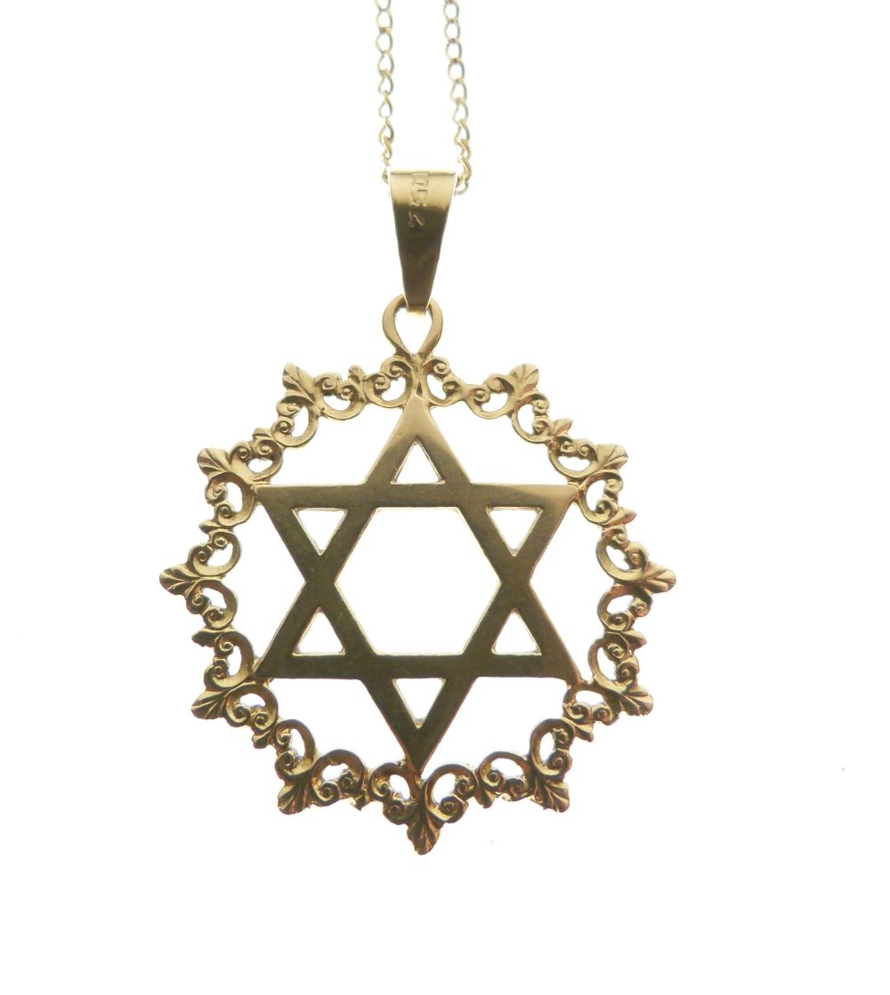 Judaica - Yellow metal 'Star of David' pendant with wreath surround, stamped 750, together with an