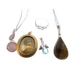 Small selection of jewellery to include; yellow metal and agate oval locket with photographic