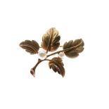 Unmarked yellow metal and seed pearl leaf brooch, 4.3g gross approx