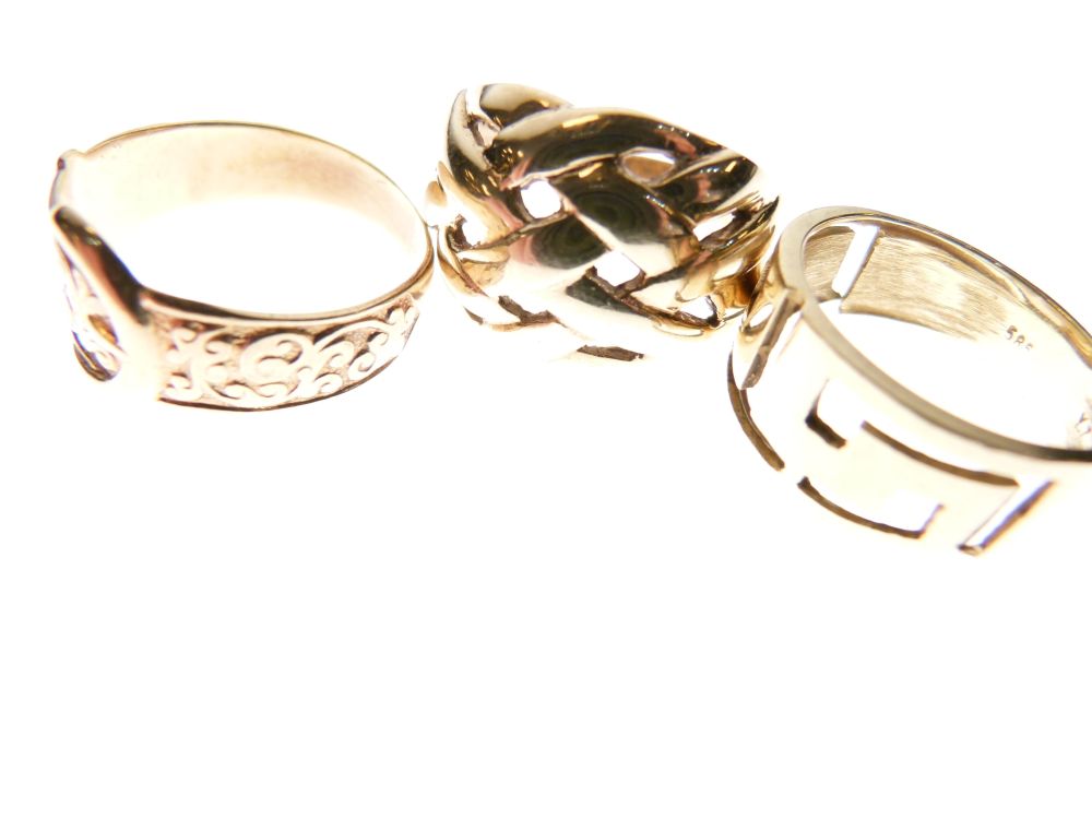 Two gentlemen's 9ct gold rings, one formed as a buckled belt, another with knot-work design, and a - Image 4 of 5