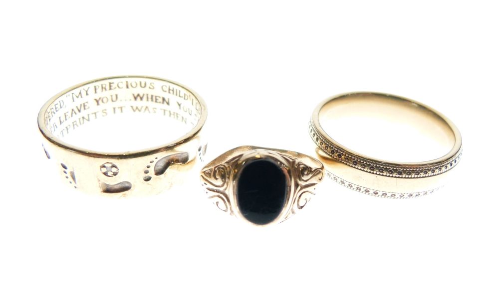 Three assorted 9ct gold rings, comprising: one with engraved outer borders, a small signet ring