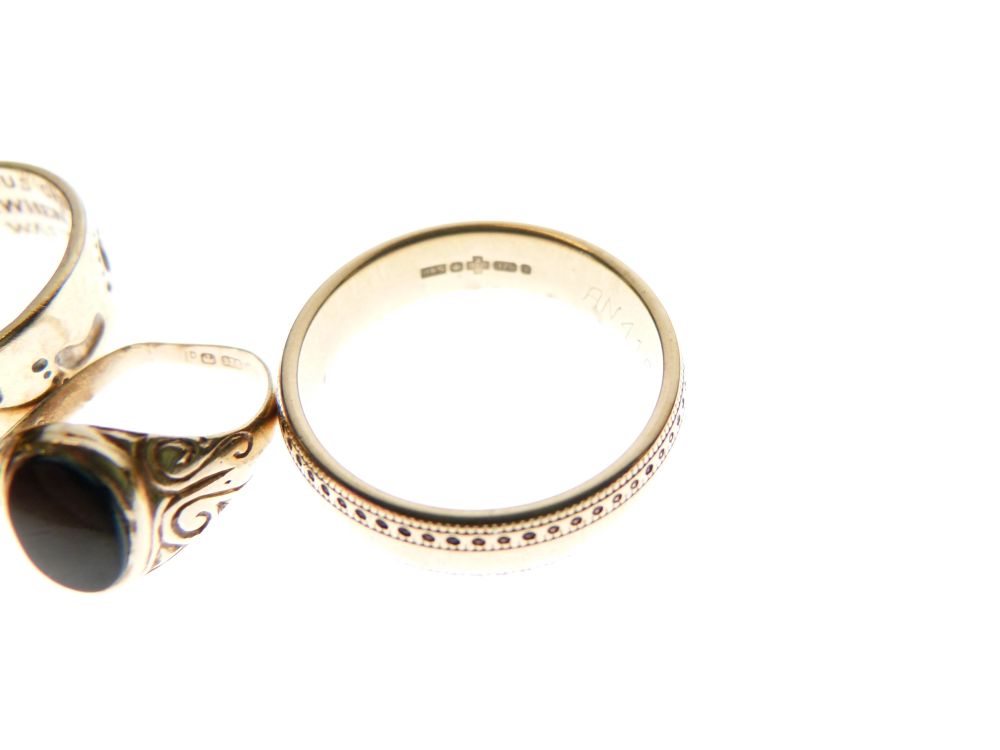 Three assorted 9ct gold rings, comprising: one with engraved outer borders, a small signet ring - Image 5 of 5