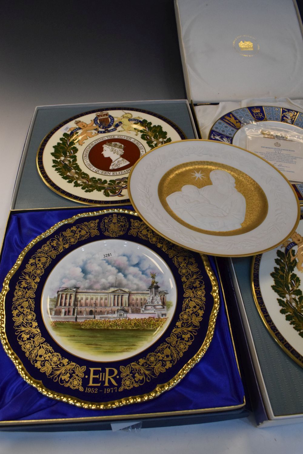 Two Wedgwood Elizabeth II Silver Jubilee commemorative bone china plates No. 110/1000 and No. 247/ - Image 3 of 9