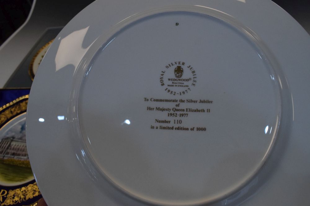 Two Wedgwood Elizabeth II Silver Jubilee commemorative bone china plates No. 110/1000 and No. 247/ - Image 6 of 9