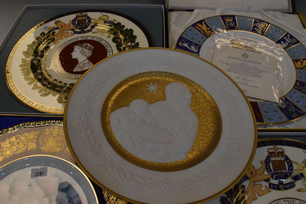 Two Wedgwood Elizabeth II Silver Jubilee commemorative bone china plates No. 110/1000 and No. 247/ - Image 4 of 9