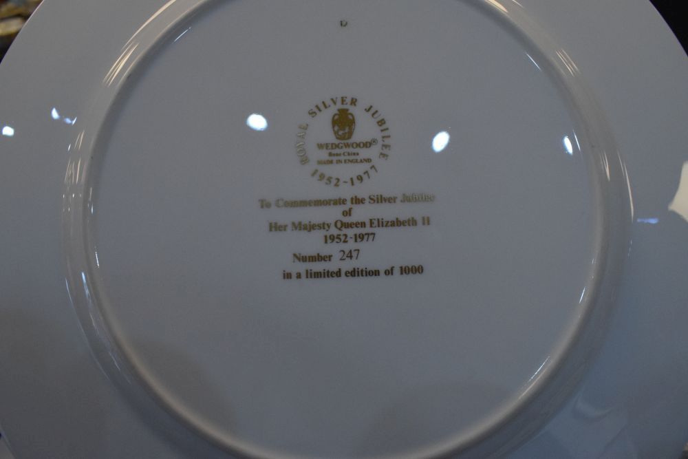 Two Wedgwood Elizabeth II Silver Jubilee commemorative bone china plates No. 110/1000 and No. 247/ - Image 8 of 9
