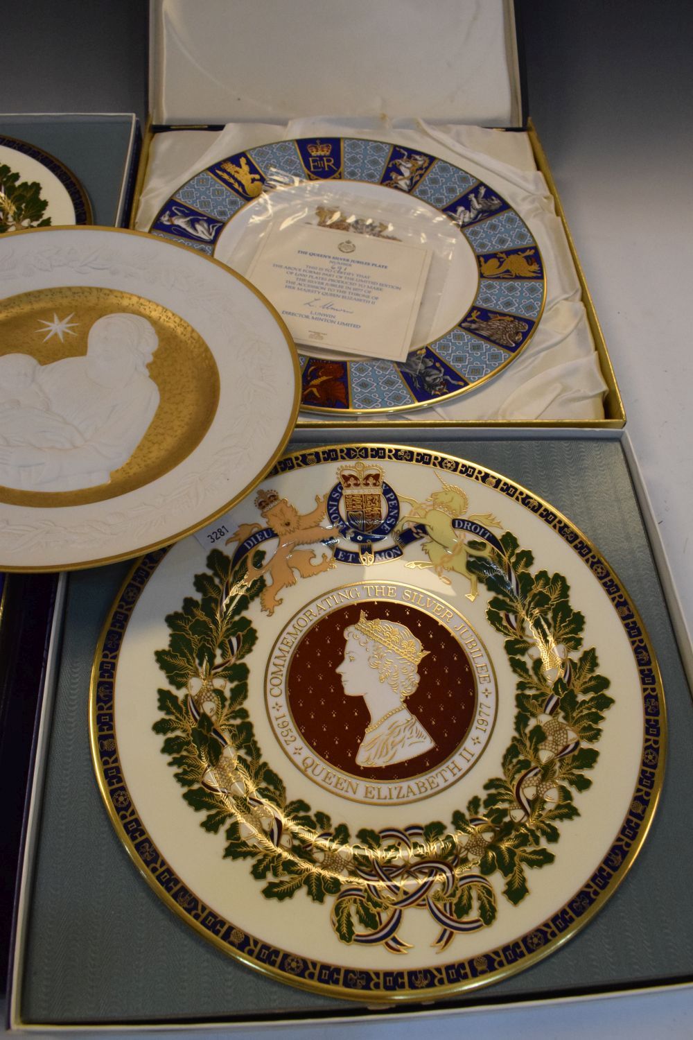 Two Wedgwood Elizabeth II Silver Jubilee commemorative bone china plates No. 110/1000 and No. 247/ - Image 2 of 9