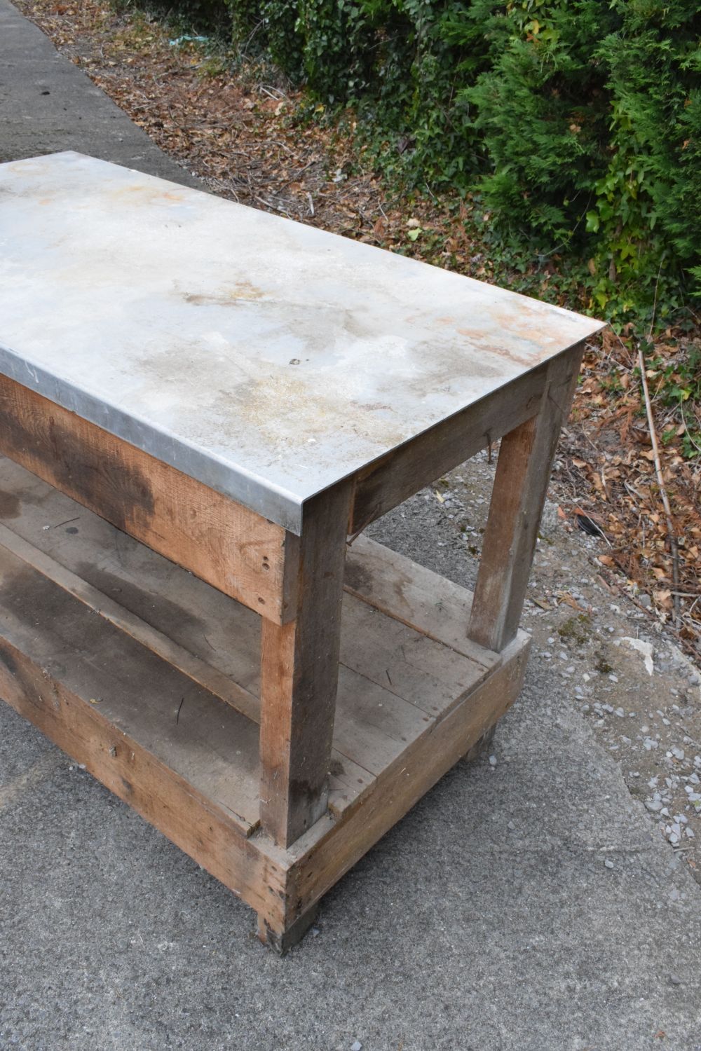 Rustic pine work bench with vice, sheet metal top, 122cm x 64.5cm x 86cm high - Image 4 of 4