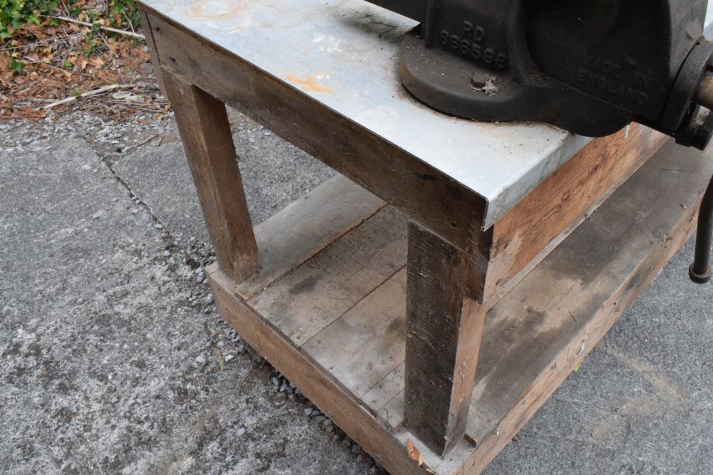 Rustic pine work bench with vice, sheet metal top, 122cm x 64.5cm x 86cm high - Image 3 of 4