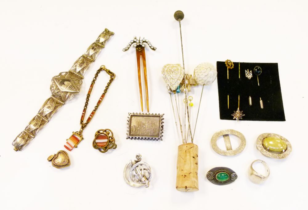 Assorted jewellery to include; banded agate bracelet and bar brooch, Middle Eastern white metal