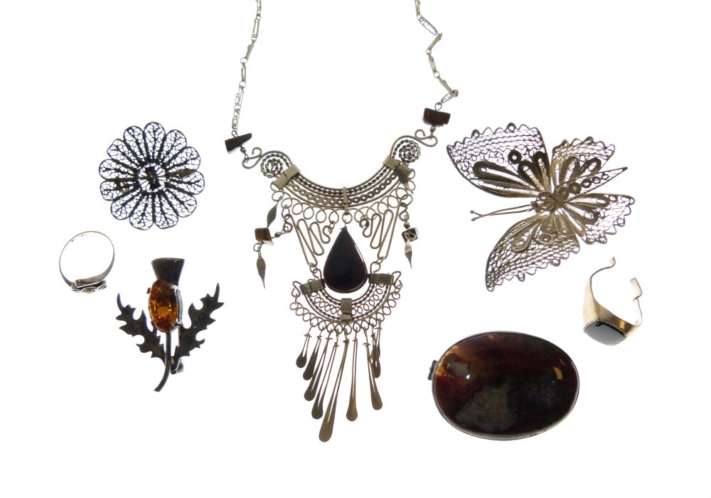 Small selection of white metal jewellery to include; filigree pendant, agate oval brooch, rings, etc - Image 2 of 10