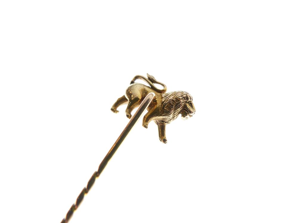 9ct gold stick pin cast with standing lion, 3.7g approx - Image 4 of 8