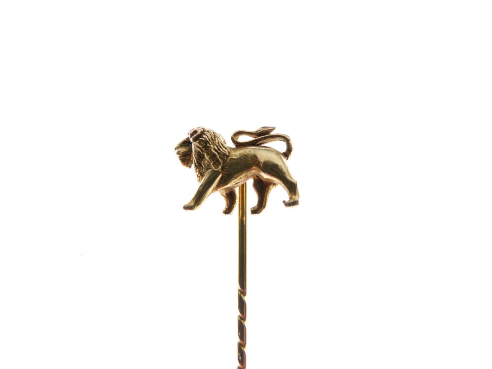 9ct gold stick pin cast with standing lion, 3.7g approx