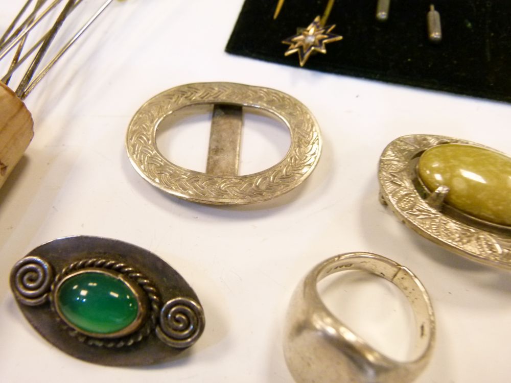 Assorted jewellery to include; banded agate bracelet and bar brooch, Middle Eastern white metal - Image 3 of 8