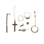 Assorted 9ct gold and yellow metal jewellery to include; golf club bar brooch with pearl ball, 9ct