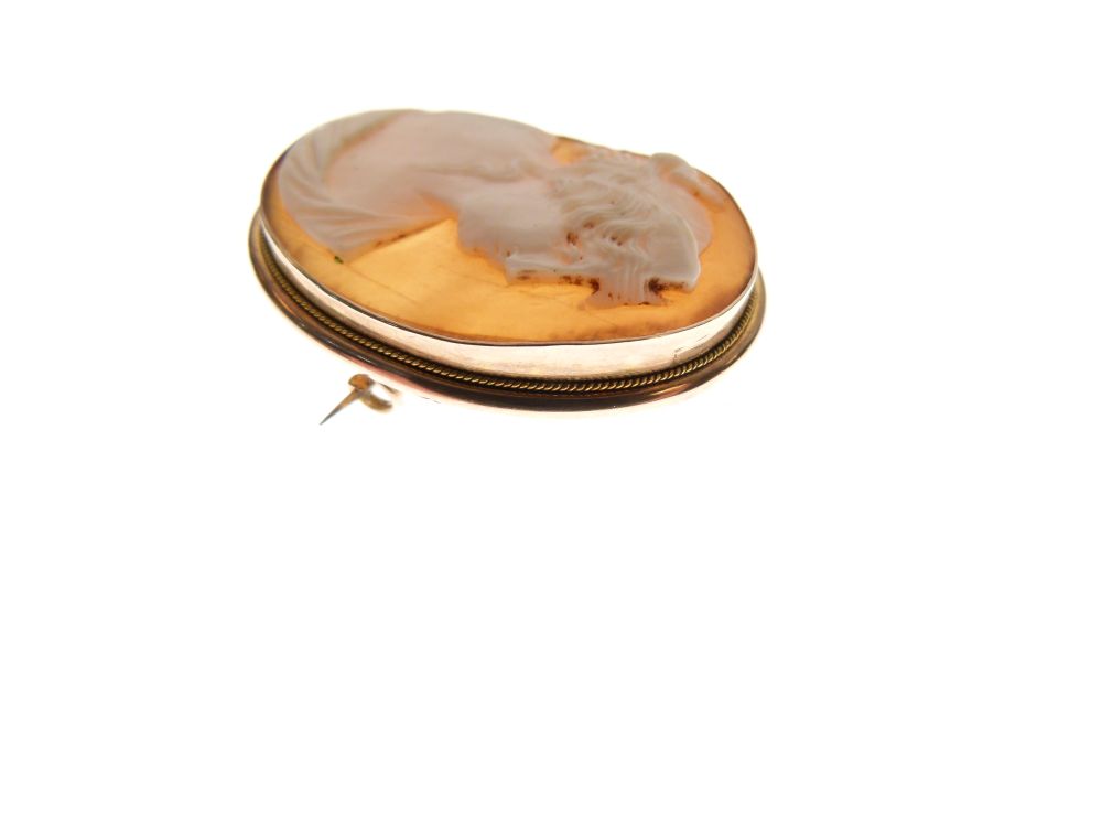 Yellow metal shell cameo brooch stamped 9ct, together with a similar pair of 9ct gold ear studs, 8. - Image 8 of 8