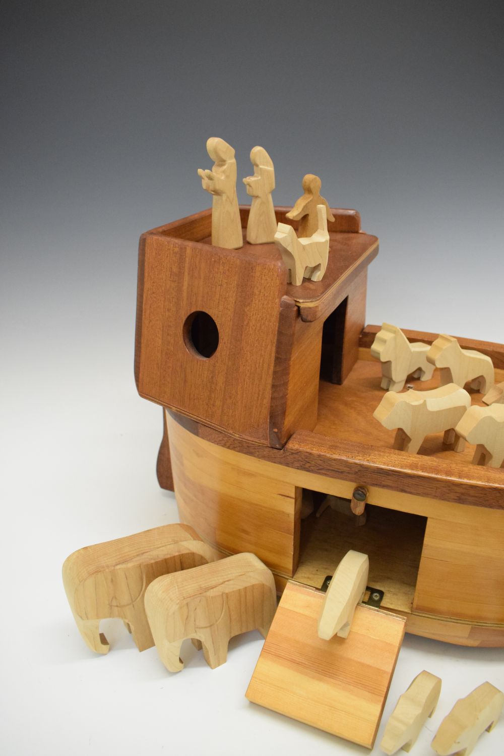 Scratch built pine and mahogany pull-along Noah's Ark with animals, 50cm long - Image 5 of 5