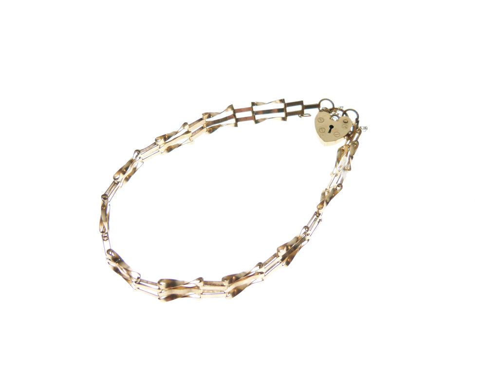 9ct gold gate-link bracelet with padlock, 3.5g approx