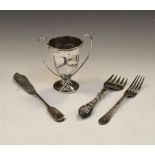 Small George V silver two-handled trophy cup, 10cm high, together with a silver fish knife, total