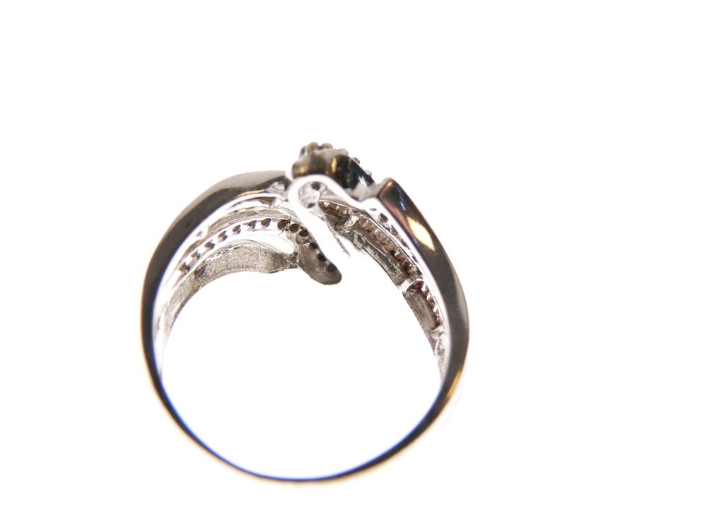 9ct white gold and diamond dress ring of crossover design set baguette-cut and small brilliant - Image 5 of 8