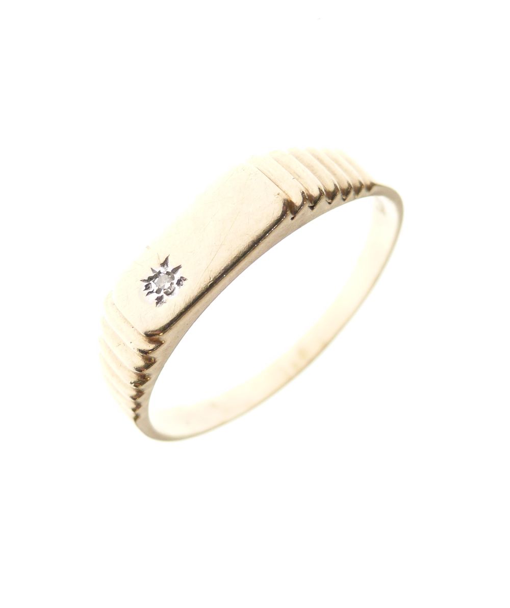 Gentleman's yellow metal dress ring set small diamond brilliant, stamped 375, size V, 2.4g gross