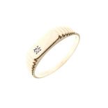 Gentleman's yellow metal dress ring set small diamond brilliant, stamped 375, size V, 2.4g gross