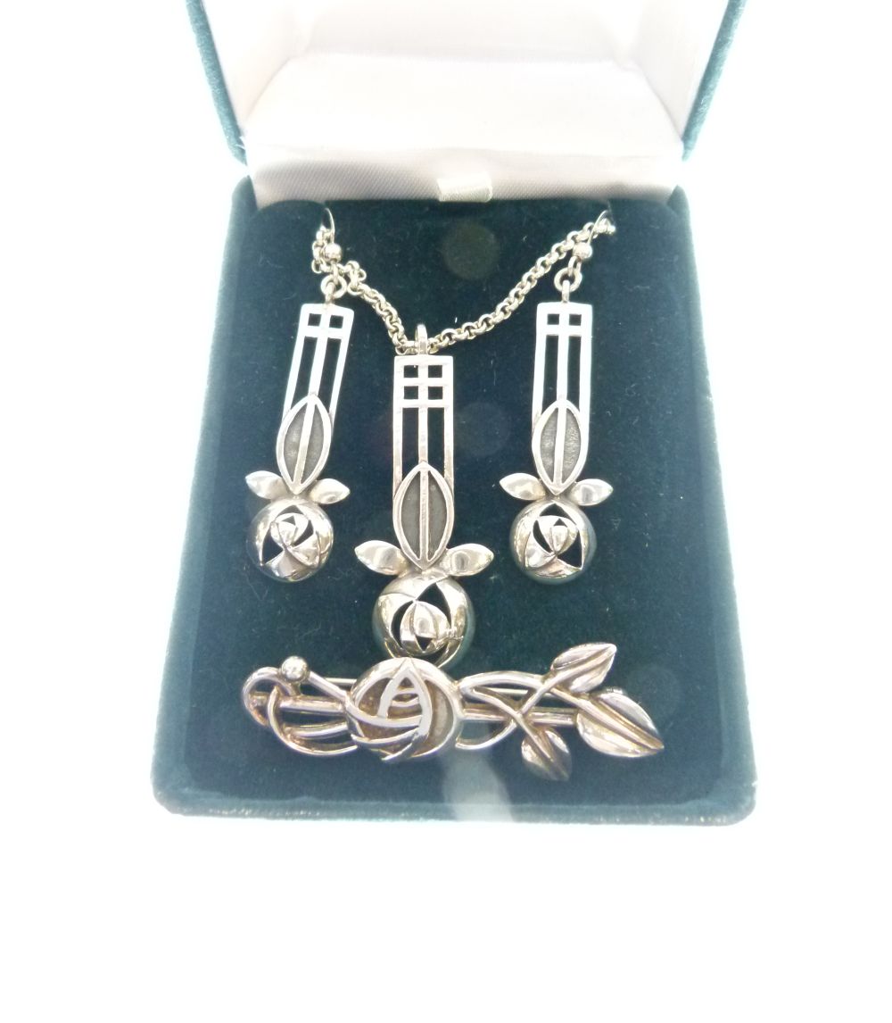 Suite of Rennie Mackintosh-style silver jewellery comprising: pendant, pair of earrings and bar