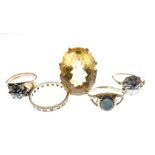 Five assorted 9ct gold and unmarked yellow metal dress rings to include; an example set large