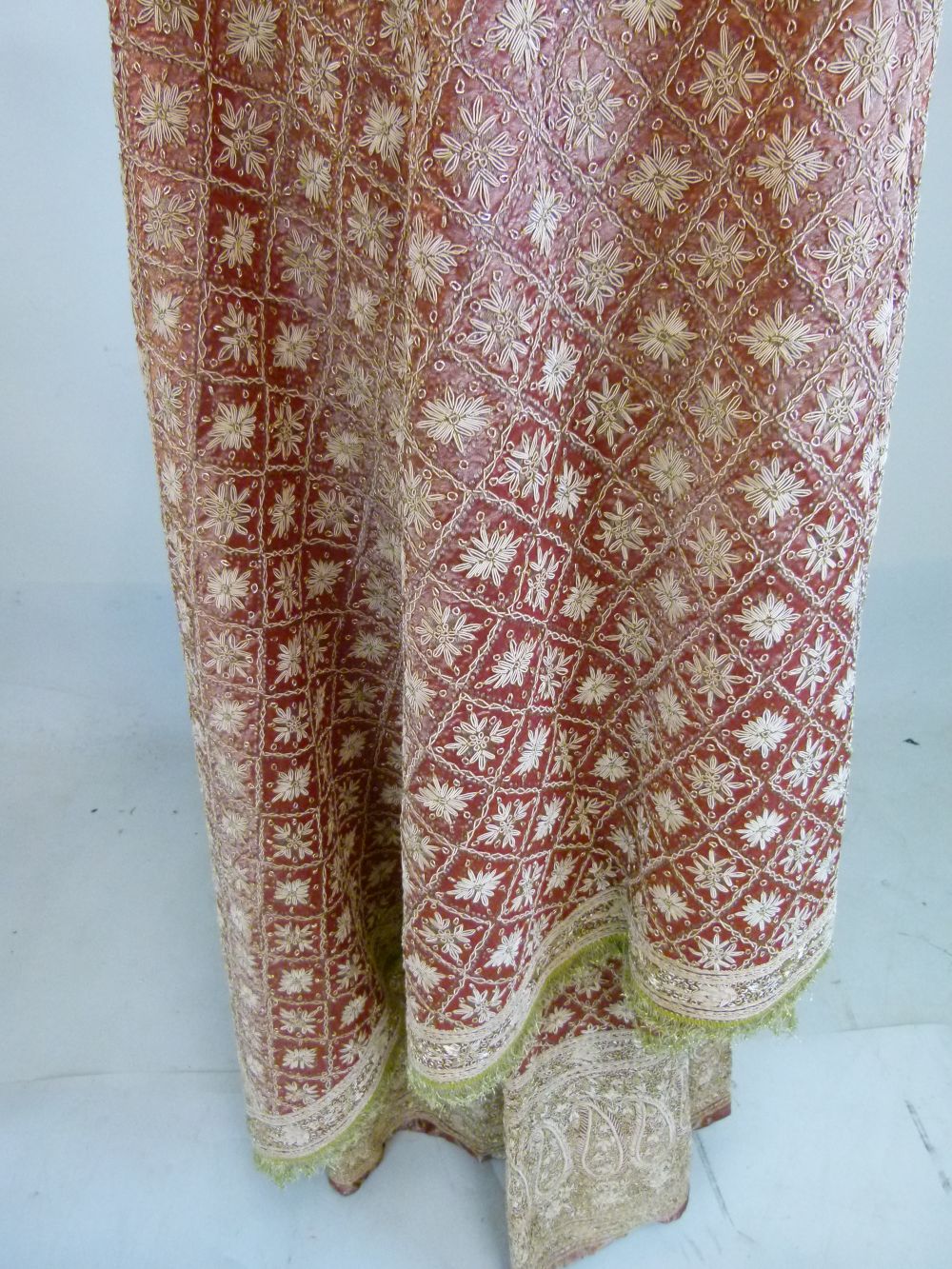 Indian Zardozi embroidered wedding skirt and dupatta, each with gilt wire lattice and flowerhead - Image 3 of 10