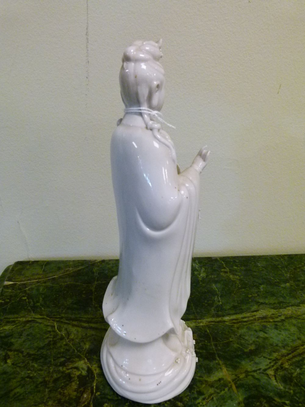 Chinese porcelain blanc-de-Chine figure of Guanyin or Kwan Yin, of Dehua type modelled with right - Image 5 of 9