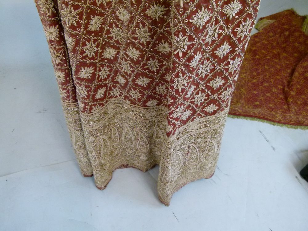 Indian Zardozi embroidered wedding skirt and dupatta, each with gilt wire lattice and flowerhead - Image 8 of 10