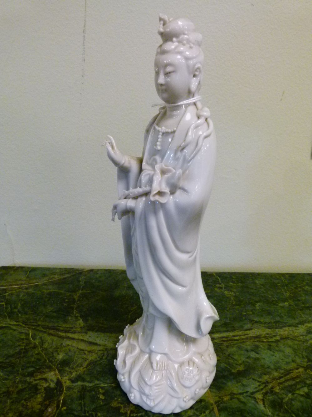 Chinese porcelain blanc-de-Chine figure of Guanyin or Kwan Yin, of Dehua type modelled with right - Image 3 of 9