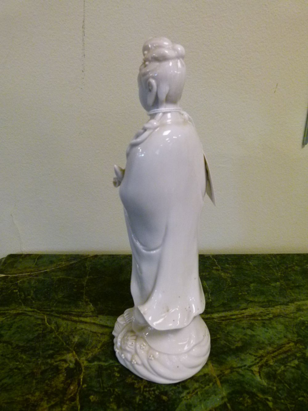 Chinese porcelain blanc-de-Chine figure of Guanyin or Kwan Yin, of Dehua type modelled with right - Image 4 of 9