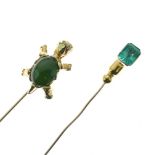 Unmarked yellow metal and emerald-coloured green stone tie or stick pin, the emerald-cut stone