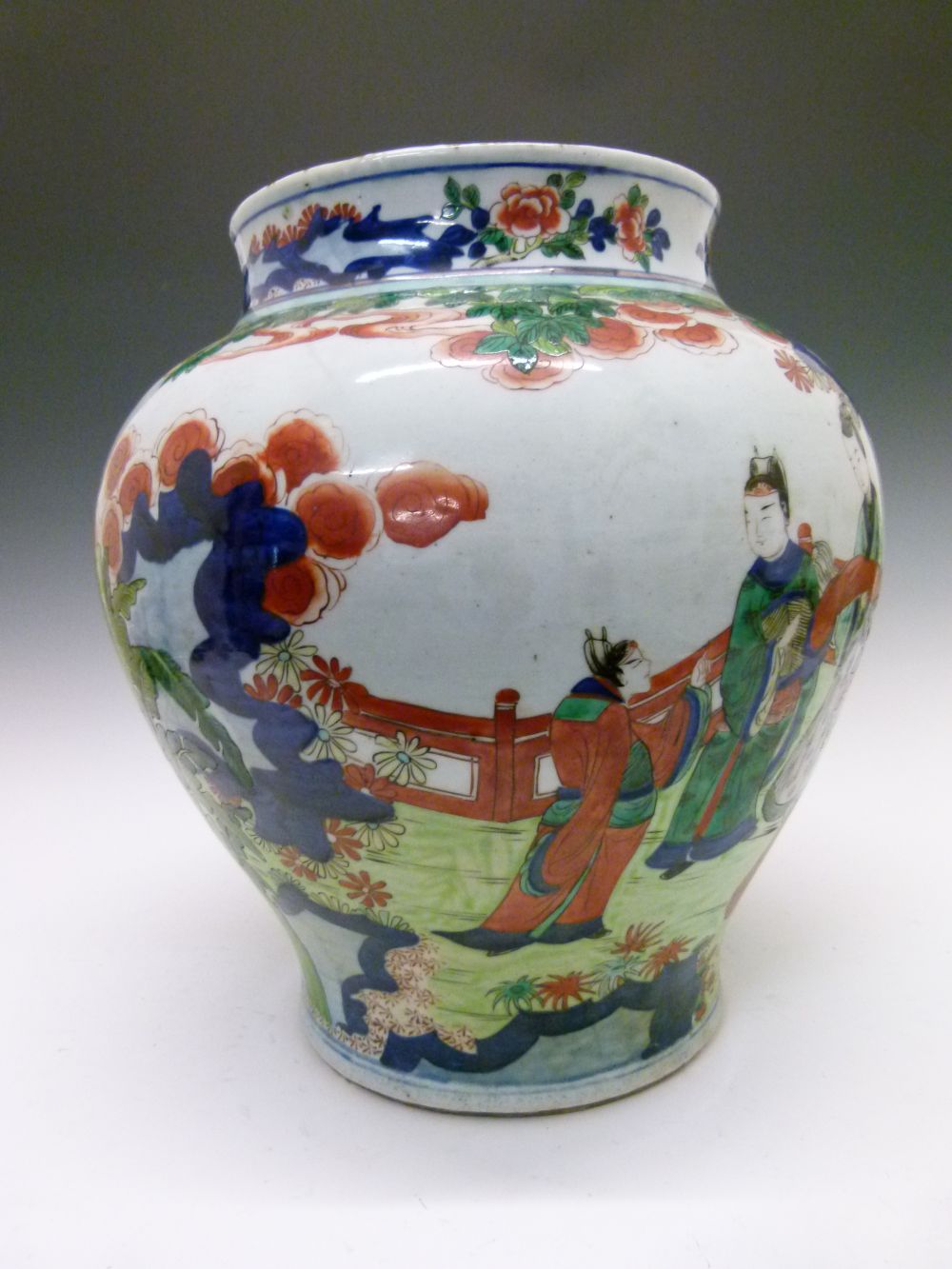 Large 17th Century Chinese Wucai porcelain baluster jar, Shunzhi or Transitional Period, decorated - Image 7 of 12