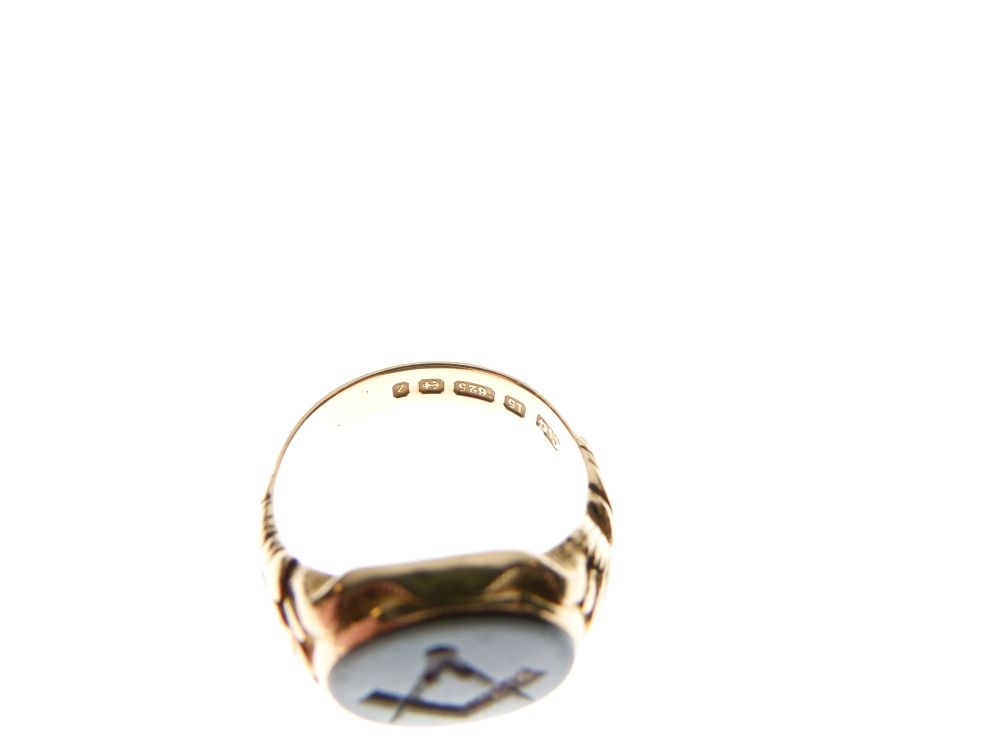 Masonic Interest - 15ct gold signet ring, the pale blue overlay glass matrix intaglio - carved - Image 4 of 4