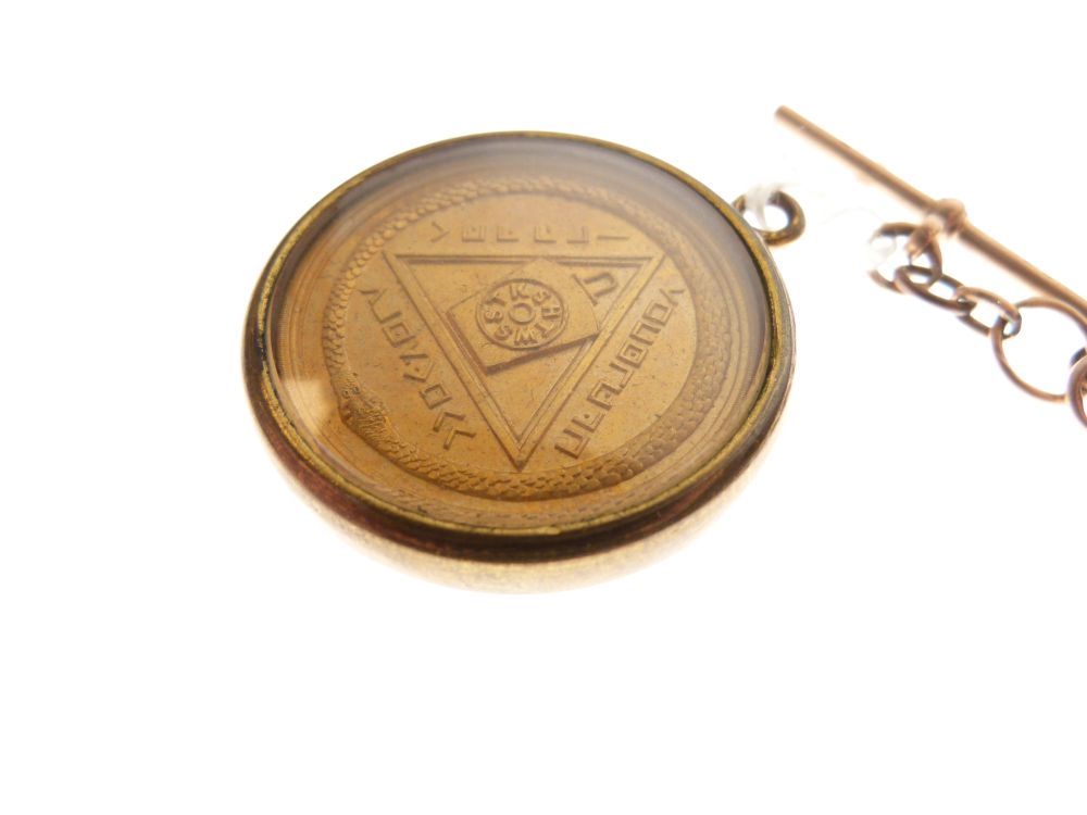 Masonic Interest - 9ct gold fob with set-square and dividers motif, short chain and T-bar, - Bild 6 aus 6