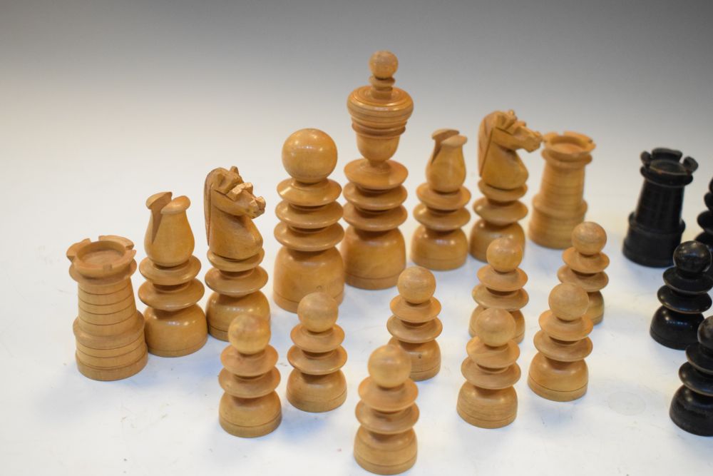 Early 20th Century turned boxwood chess pieces, the Queen measuring 10cm high - Image 3 of 4