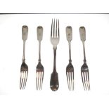 Set of four Edward VII silver Fiddle pattern lunch forks, London 1905, plus a similar dinner fork,
