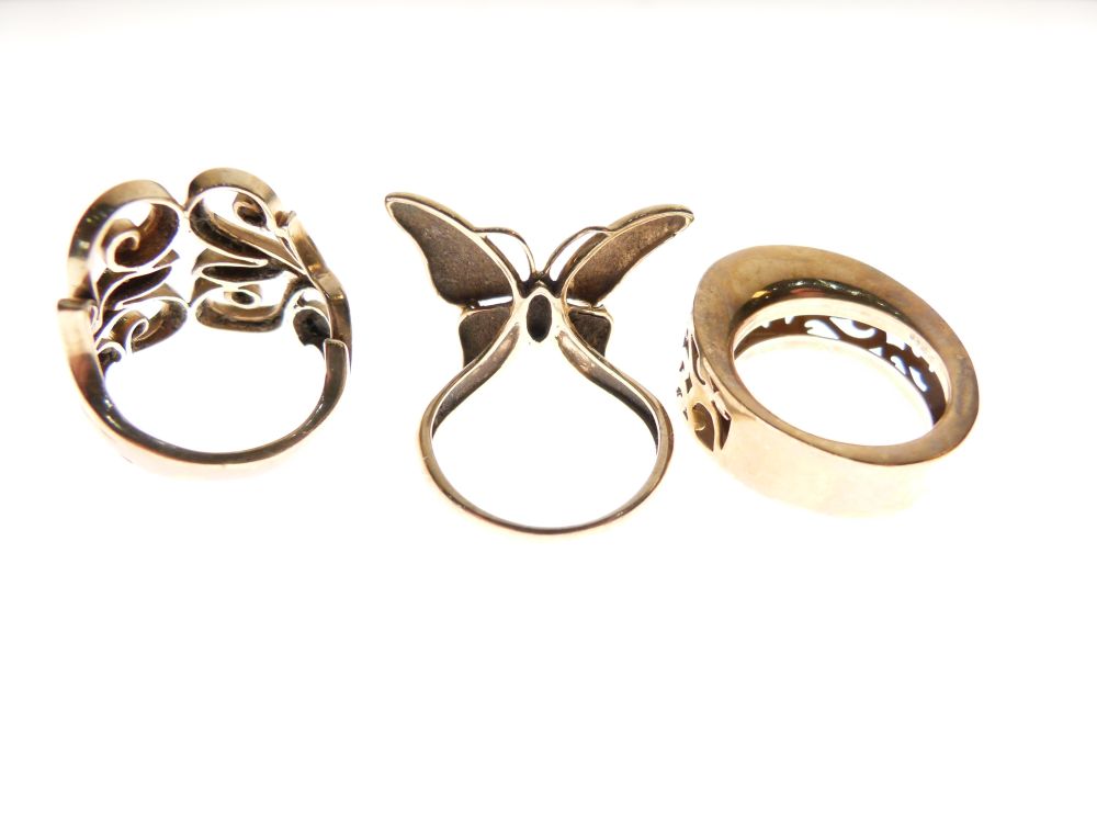 Two 9ct gold dress rings, one formed as a butterfly, size P, the other with foliate scroll work, - Image 4 of 4