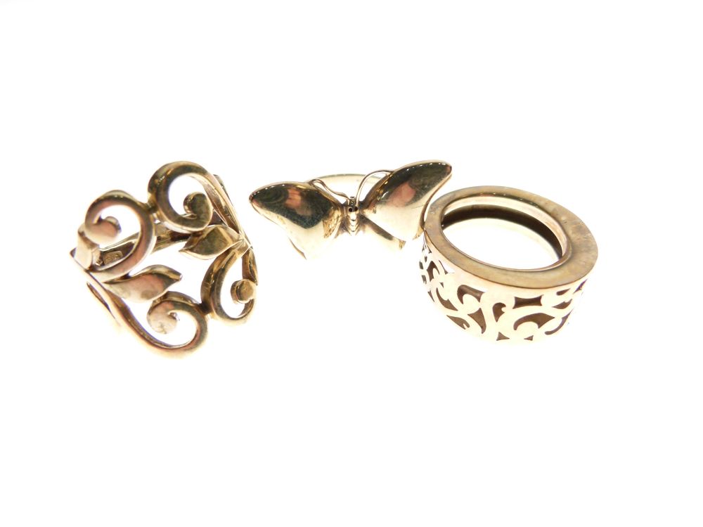 Two 9ct gold dress rings, one formed as a butterfly, size P, the other with foliate scroll work, - Image 2 of 4