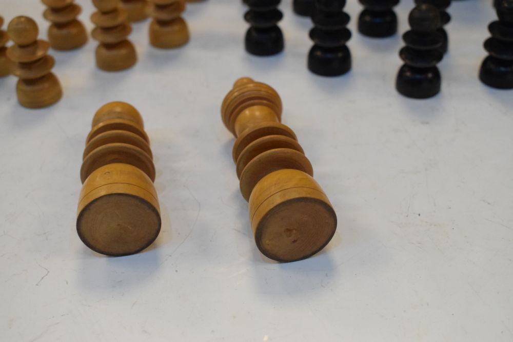 Early 20th Century turned boxwood chess pieces, the Queen measuring 10cm high - Image 4 of 4