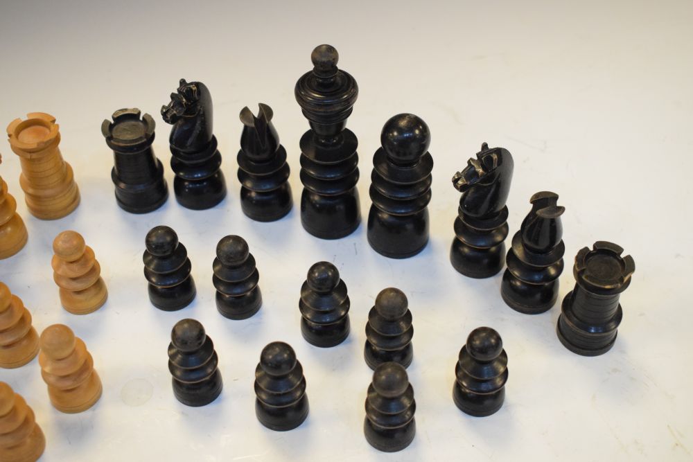 Early 20th Century turned boxwood chess pieces, the Queen measuring 10cm high - Image 2 of 4