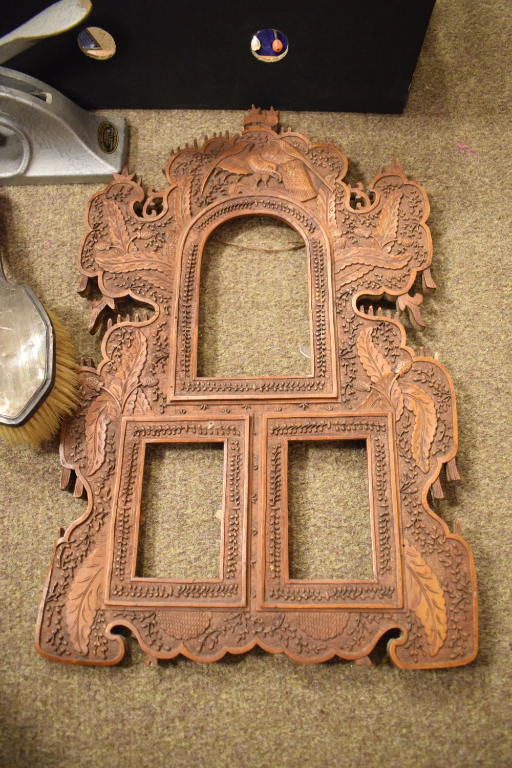 Assorted collectables to include; unusual carved triple photograph frame, 44cm high, stereoscope - Bild 2 aus 3