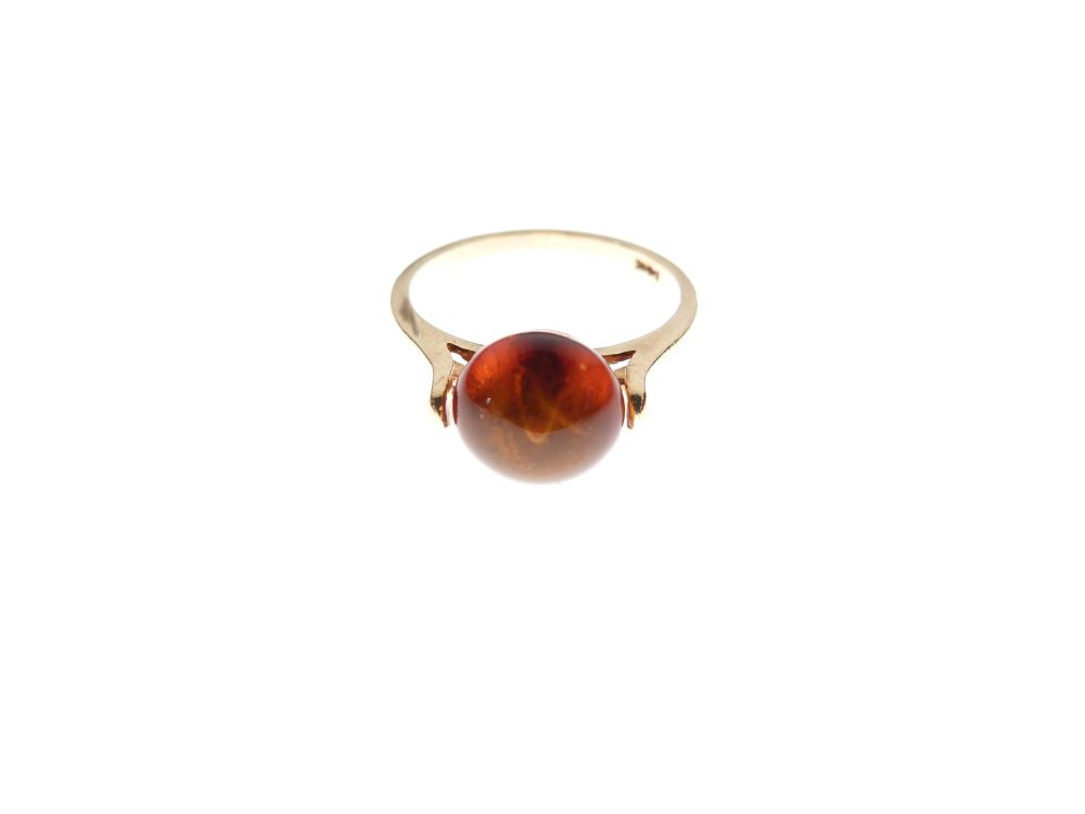 Yellow metal dress ring set with amber-coloured cabochon, shank stamped 14k, size L½, 2.5g gross - Image 2 of 4