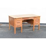 Early 20th Century oak kneehole desk, 151cm x 82cm x 76cm high