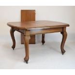 Early 20th Century walnut wind-out extending dining table with additional leaf, 136cm closed/181cm